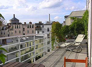 groot terras met een prachtig uitzicht over de daken van de Prenzlauer Berg