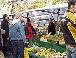 Il fine settimana, sulla piazza Kollwitzplatz, si tiene un mercato ecologico